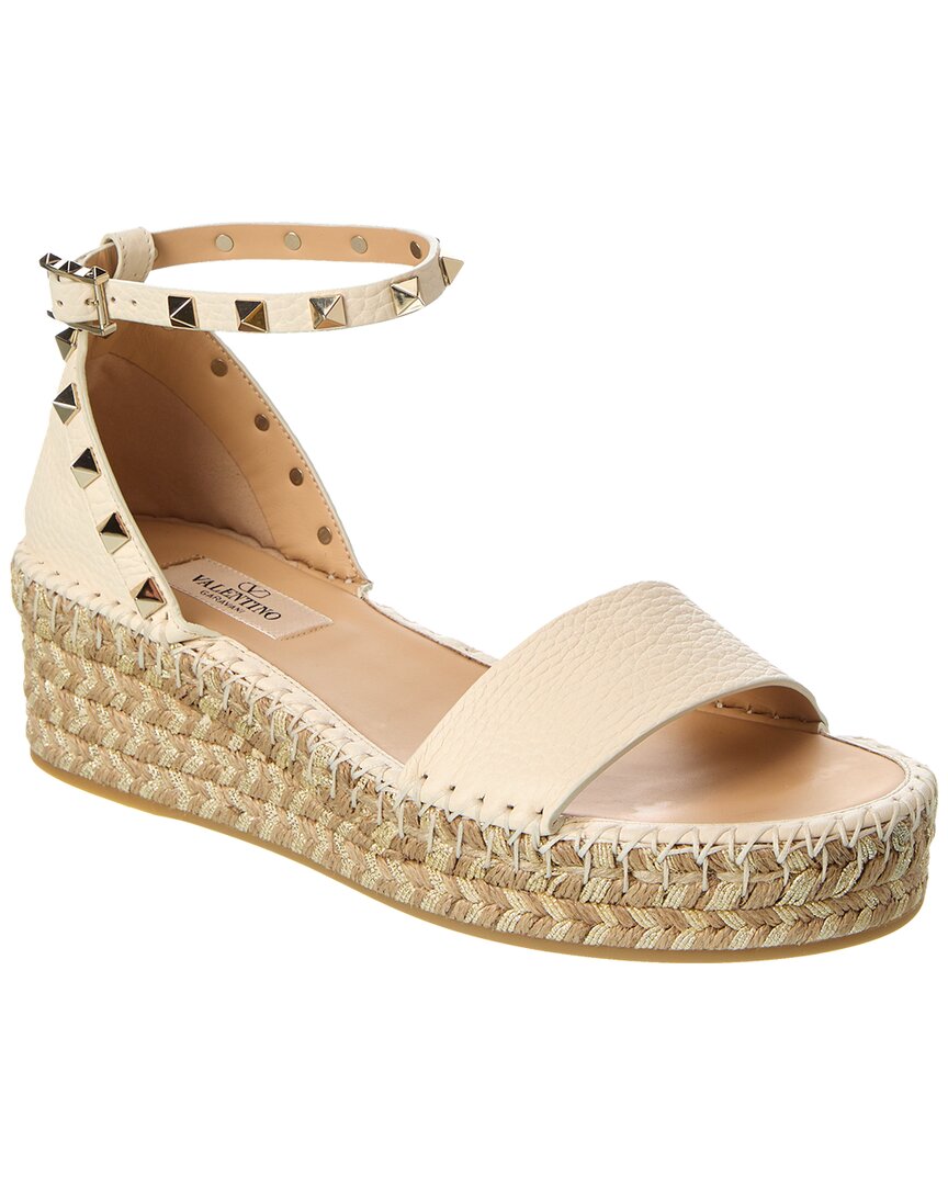 Valentino Garavani 55mm Rockstud Metallic Leather Wedge Espadrille Sandals In Neutral