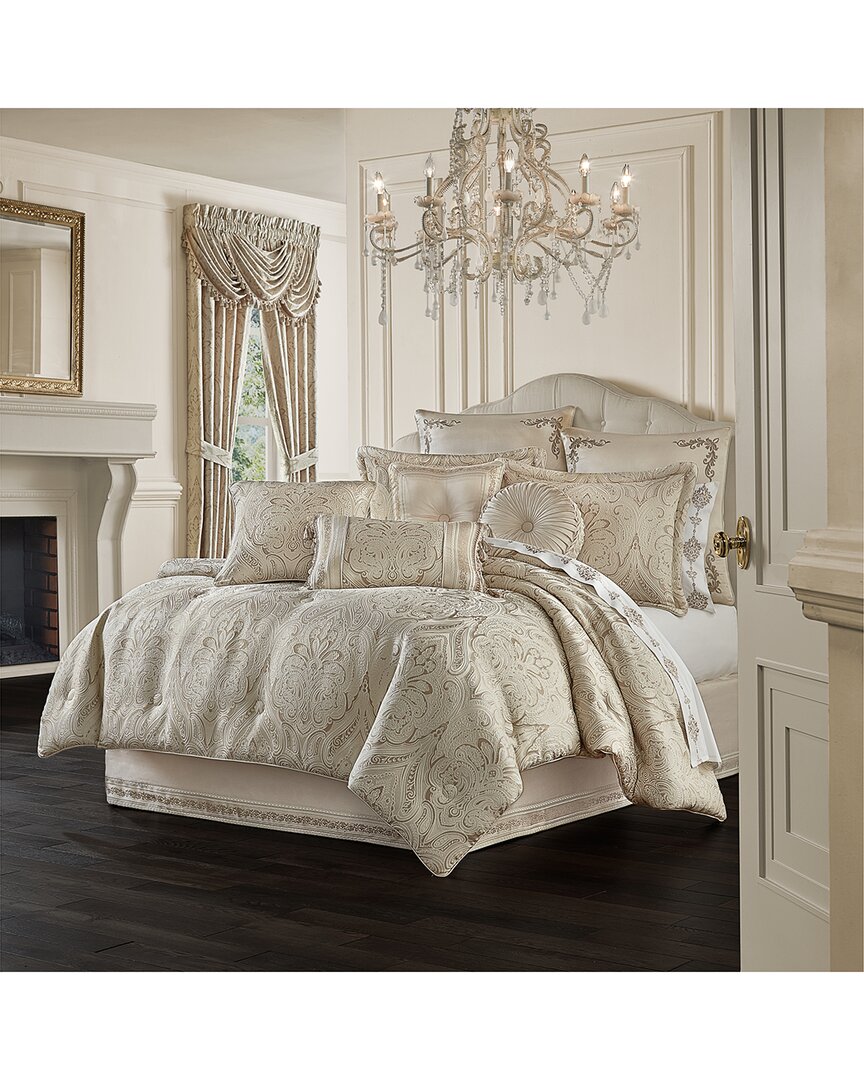 FIVE QUEENS COURT J. QUEEN NEW YORK TRINITY COMFORTER SET